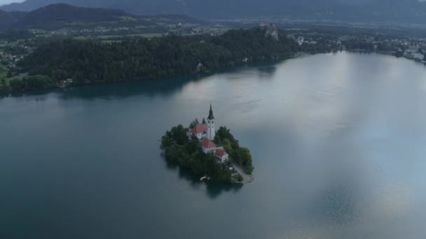 Κηφήνας πτήση πάνω από τη λίμνη Bled και το νησί — Αρχείο Βίντεο