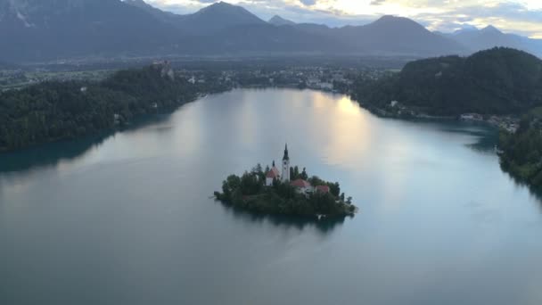 Voo de drone sobre Lake Bled e ilha — Vídeo de Stock