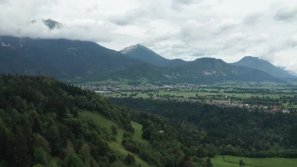 Vuelo de drones sobre el paisaje esloveno — Vídeo de stock