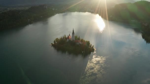 Lot dronem nad kościołem i wyspą Bled — Wideo stockowe