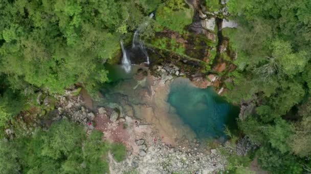 Vol de drone au-dessus de la cascade forestière — Video