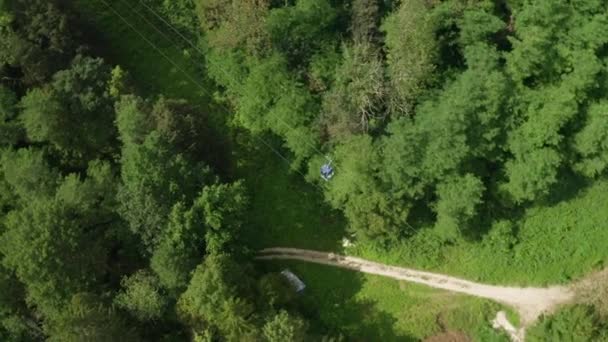 Vol de drone au-dessus des téléphériques forestiers — Video