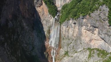 Şelaleli Dağın Üzerinden İHA Uçuşu