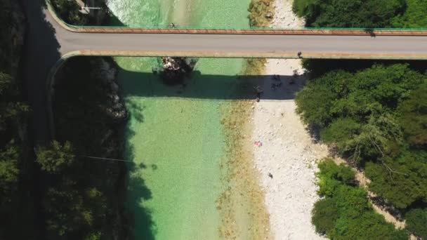 Vol de drone au-dessus de la rivière Soca et pont — Video