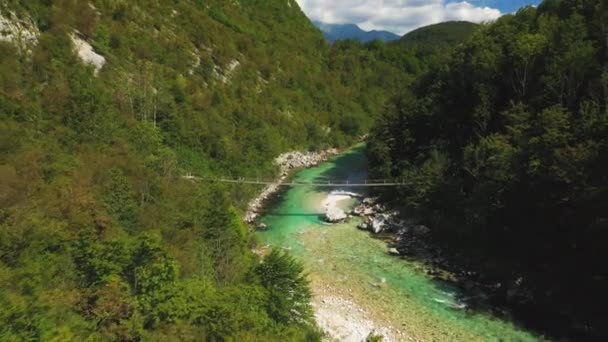 Політ дронів через ліси з ріки Сока — стокове відео