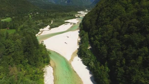 Vuelo de drones sobre el río en los Alpes Julianos — Vídeo de stock