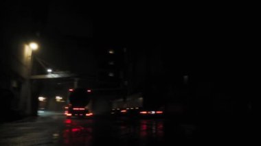 Sisli bir gecede Limandaki Kamyonlar