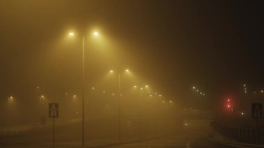 Şehir Limanı 'nda Sisli Gece Lambası Işığı