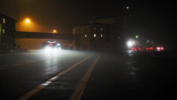 LKW fährt in nebliger Nacht in Stadthafen — Stockvideo