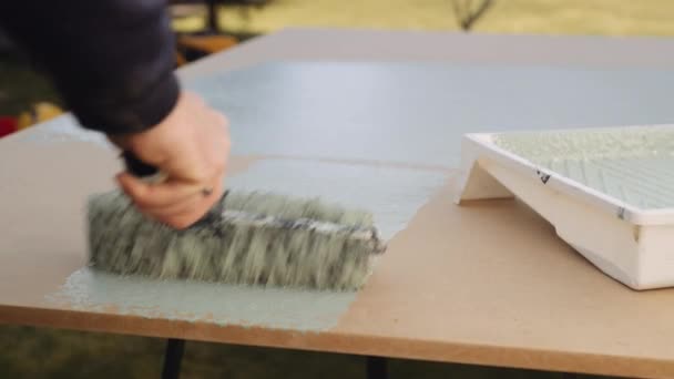 Dışarıdaki Ahşabı Boyamak İçin Boya Tekerleği Kullanan Adam — Stok video