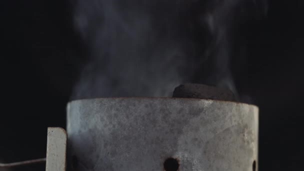 Пламя, поднимающееся из барбекю — стоковое видео