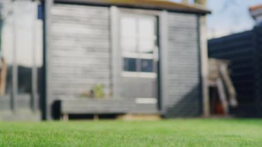 Çim biçme makinesi kullanan adam çimleri kesiyor.