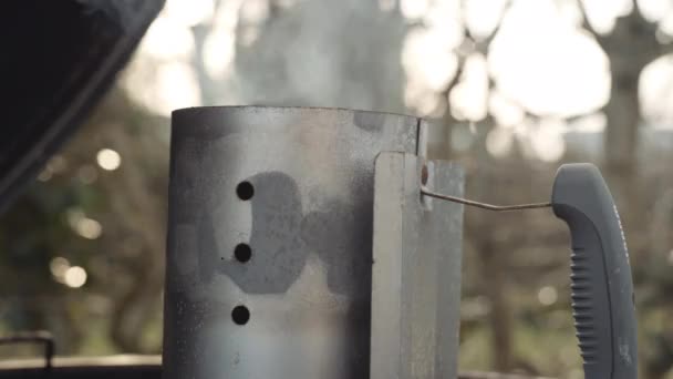 バーベキュー・煙突から立ち上がる煙 — ストック動画