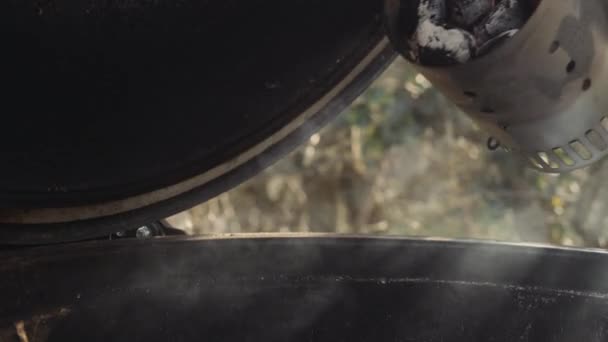 烧着的煤倒入烤肉 — 图库视频影像