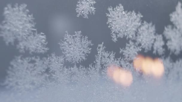 IJskristallen op glas met lithiumkaarsen weerspiegeld — Stockvideo