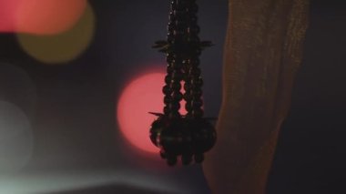 Tayland 'da Boncuk Süs Hediyesi ve Arkaplanda Bokeh Işığı