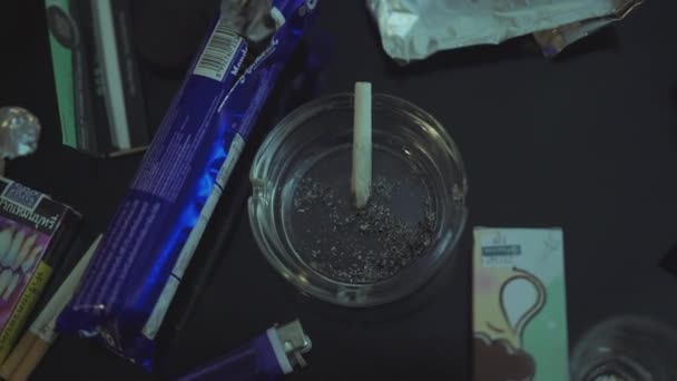 Unlit Bersama pada Ashtray Dikelilingi oleh Foil dan Narkoba Paraphernalia — Stok Video