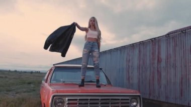 Arabasında Deri Ceket Sallayan Güzel Kadın