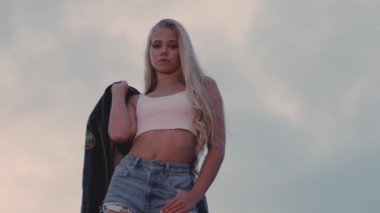 Güzel Sarışın Kadın Sallanan Ceket