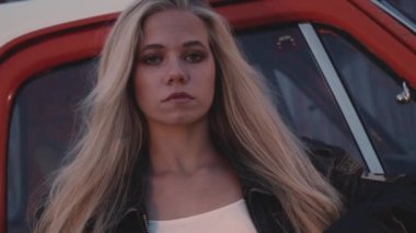 Davranışlı Güzel Sarışın Kadın