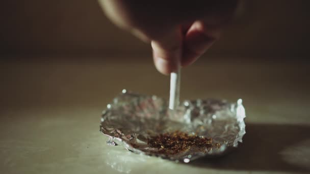 Man Menghapus Tembakau Isi dari Rokok dan Menuang di atas Foil — Stok Video