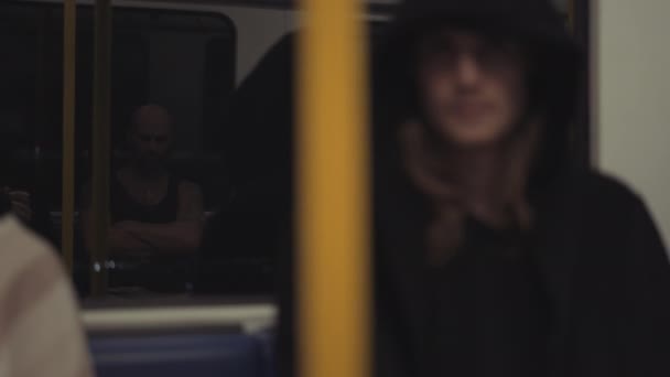 Gángster en tren y desenfocado de hombre barbudo sentado frente a él — Vídeo de stock