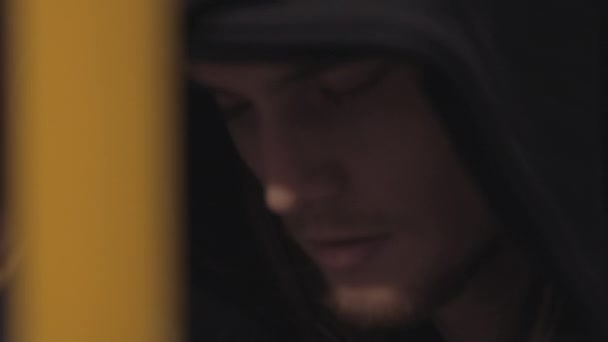 Homem olhando para baixo com capa preta escondida de alguém — Vídeo de Stock