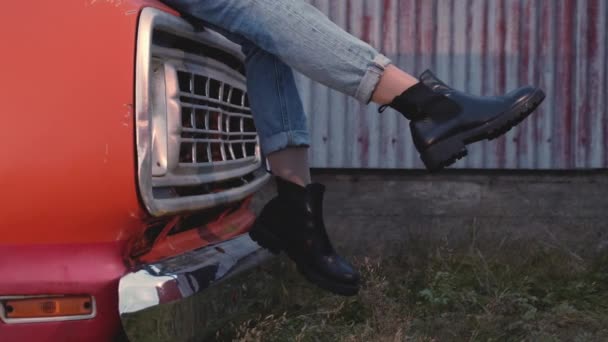 Γυναίκα κλωτσάει τα πόδια της στο αυτοκίνητο — Αρχείο Βίντεο