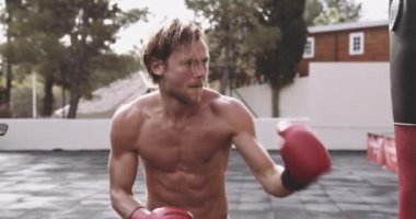 Boks Eldiveni Giyen Kaslı Genç Adam