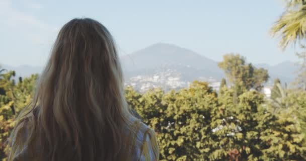 Girl Back Against Camera While Standing by Porch Looking at Panoramic Mountain — ストック動画