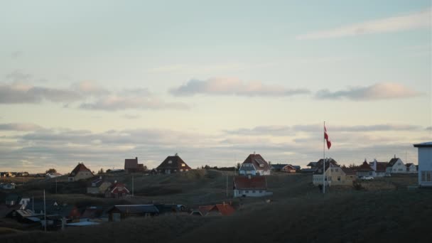 丹麦国旗在Lonstrup的房屋中飘扬 — 图库视频影像