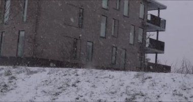 Tuğla Apartman Blokları Arasında Çimlere Kar Düşüyor