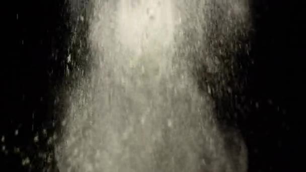 Fond sombre et particules de poussière de farine blanche dans l'air — Video