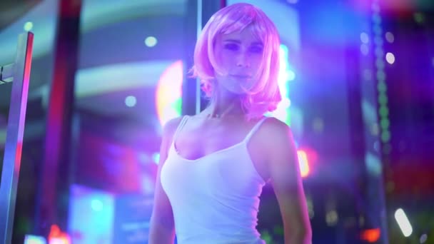 Lifestyle Shot of Woman with Pink Hair Standing by Night Street in Thailand — Stok Video