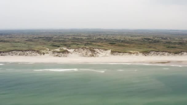 Drone sobre el mar a la orilla y el paisaje — Vídeo de stock