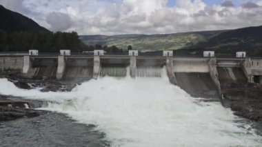 Suları Sakinleştirmek İçin Hidroelektrik Barajın Üzerindeki Drone