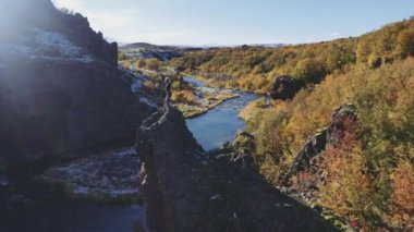 Kayalara tırmanan Genç Kadın Drone 'u