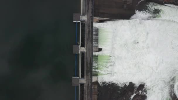Drone sobre o fluxo de água através da barragem hidroelétrica — Vídeo de Stock