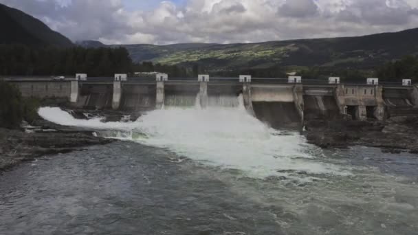 Drone sobre barragem hidroelétrica para acalmar as águas acima — Vídeo de Stock