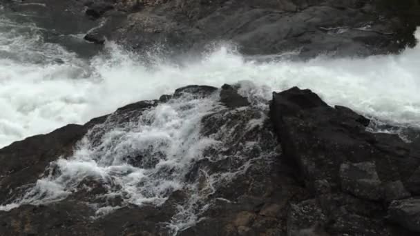 ダムから川の岩の上の水のカスケード — ストック動画