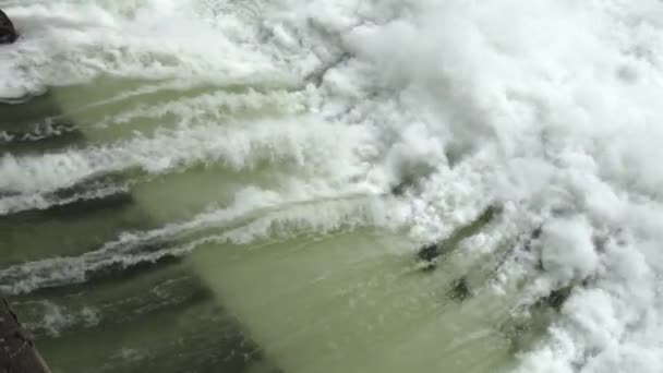 Agua que fluye de la presa hidroeléctrica en el río — Vídeo de stock