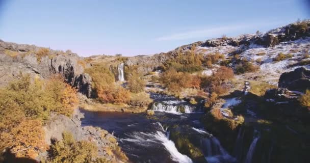 Jonge vrouw glimlachend in het landschap van watervallen — Stockvideo