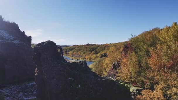 Drone młodej kobiety wspinaczki na skałach — Wideo stockowe