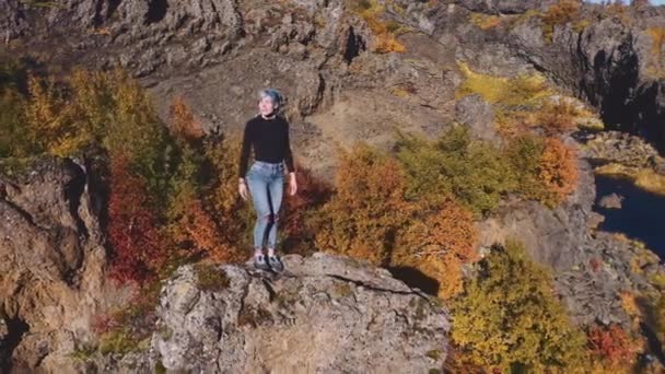 Drone of Woman Staande op rotsen over de rivier — Stockvideo