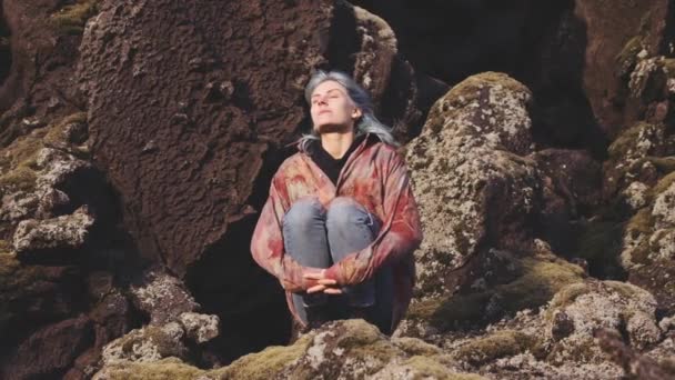 Jonge vrouw ontspannen tussen rotsen — Stockvideo