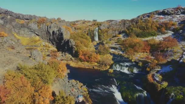 Dron nad kobietą na skałach do dramatycznego islandzkiego krajobrazu — Wideo stockowe