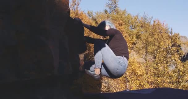 Kvinnan Bouldering Up Rock Face — Stockvideo