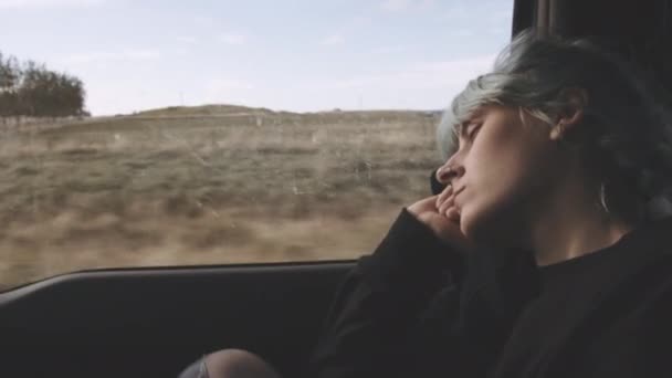 Жінка спить на дорозі — стокове відео