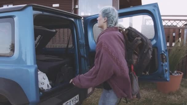 Borsa da imballaggio donna in jeep per viaggio su strada — Video Stock