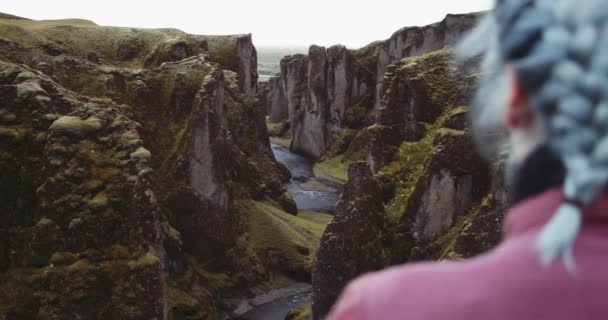 Žena fotografování Fjadrargljufur kaňon s chytrým telefonem — Stock video